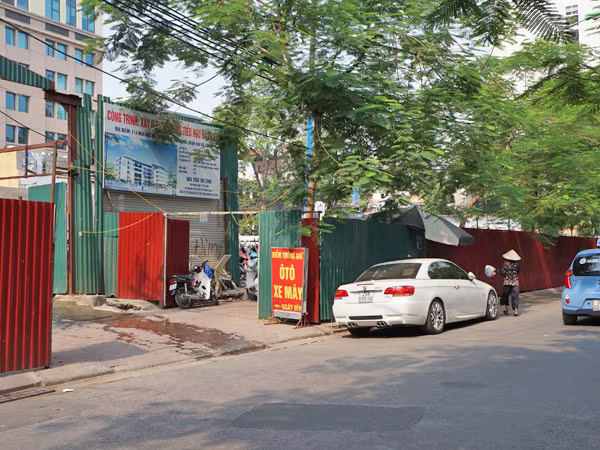 Điểm trông xe "chui" trong dự án xây dựng trường học ảnh 1 Điểm trông xe "chui" trong dự án xây dựng trường học ảnh 1