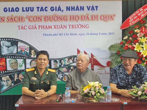 Chân dung người đi qua thời đại ảnh 1