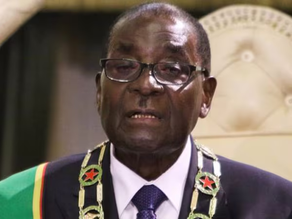 Tổng thống Zimbabwe 91 tuổi đọc nhầm diễn văn cũ ảnh 1 Tổng thống Zimbabwe 91 tuổi đọc nhầm diễn văn cũ ảnh 1