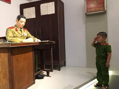Tròn 1 tháng mở cửa đón khách tham quan Bảo tàng Công an Hà Nội: Du khách thích thú ảnh 4 Tròn 1 tháng mở cửa đón khách tham quan Bảo tàng Công an Hà Nội: Du khách thích thú ảnh 4