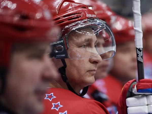 Tổng thống Nga Putin mừng sinh nhật trên sân khúc côn cầu ảnh 1