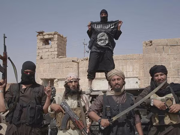 IS "cấy ghép" nội tạng tù nhân cho các "chiến binh" ảnh 1