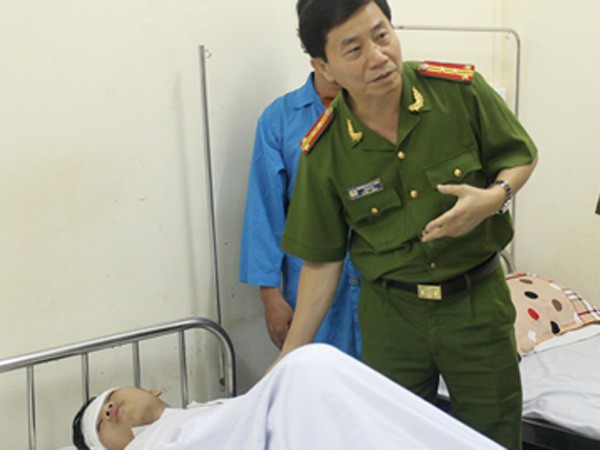 Thăm, tặng quà chiến sỹ PCCC bị thương ảnh 1 Thăm, tặng quà chiến sỹ PCCC bị thương ảnh 1