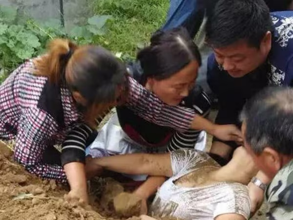 Bị chôn sống do phản đối mở đường ảnh 1 Bị chôn sống do phản đối mở đường ảnh 1