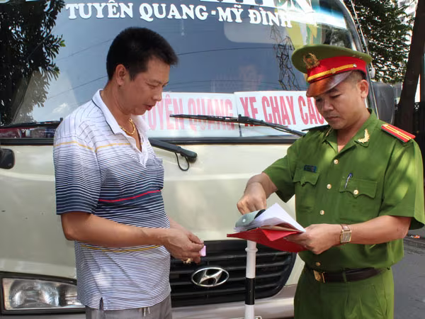 Xóa "bến cóc", xử lý phương tiện đón trả khách sai quy định ảnh 1