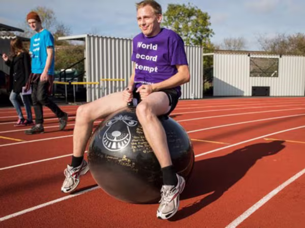 Cưỡi bóng hơi đi 16km ảnh 1