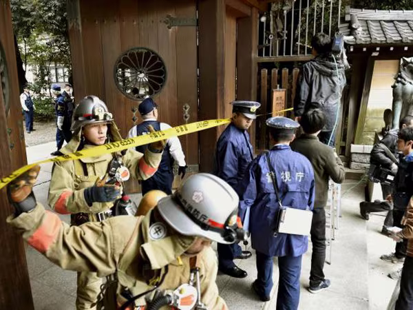 Bom nổ rung chuyển đền Yasukuni của Nhật Bản ảnh 1