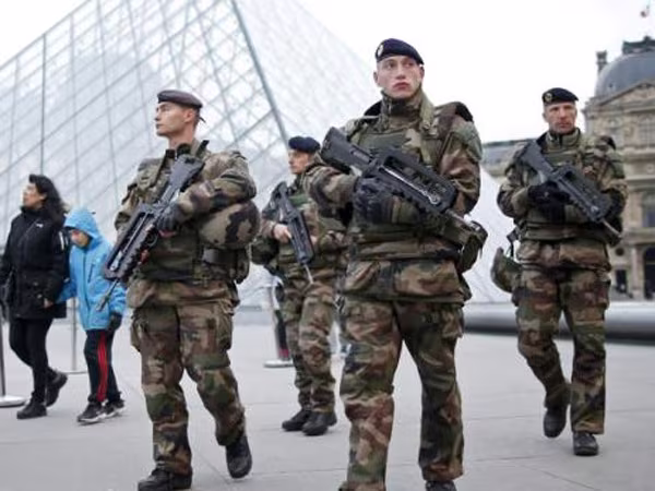Pháp thắt chặt an ninh trước thềm hội nghị về biến đổi khí hậu ảnh 1