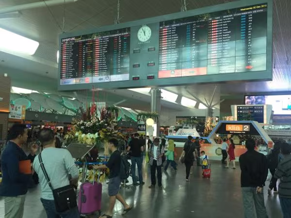 Phi công AirAsia bị cúm hàng loạt, hàng trăm hành khách qua đêm ở sân bay ảnh 1 Phi công AirAsia bị cúm hàng loạt, hàng trăm hành khách qua đêm ở sân bay ảnh 1