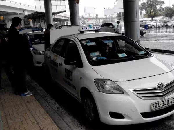 Taxi dù tràn vào sân bay Nội Bài: Không dễ xử lý dứt điểm ảnh 1
