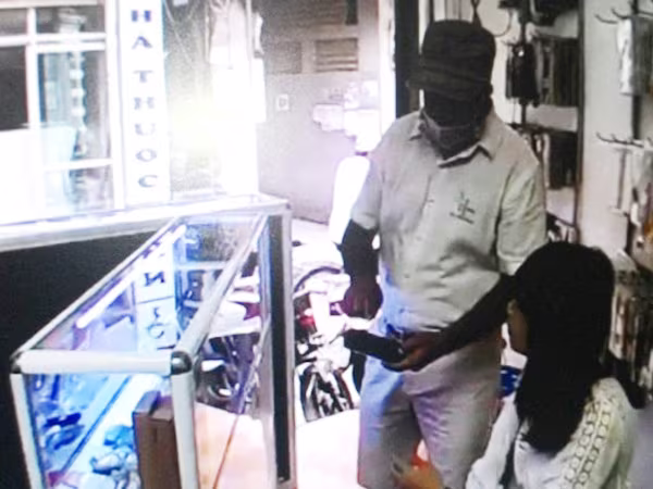 Cảnh giác với khách "Tây" gian lừa tráo tiền trong nháy mắt ảnh 1