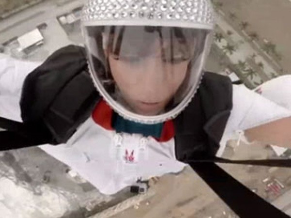 "Người chim" bay qua khe 2 tòa nhà chọc trời ảnh 1 "Người chim" bay qua khe 2 tòa nhà chọc trời ảnh 1