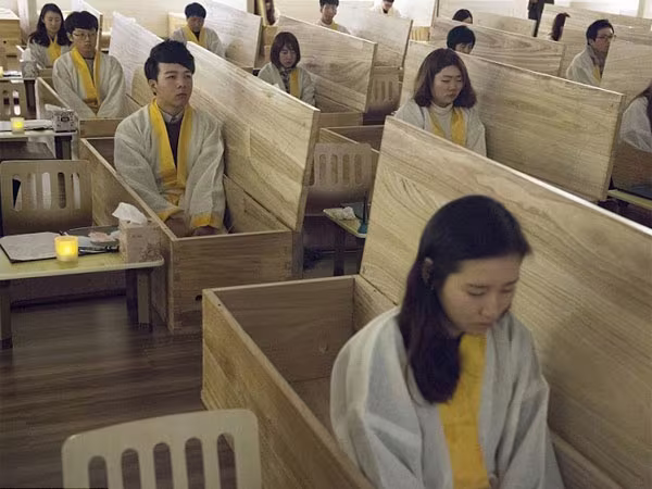 Người Hàn Quốc kéo nhau đi trải nghiệm "thế giới bên kia"  ảnh 1