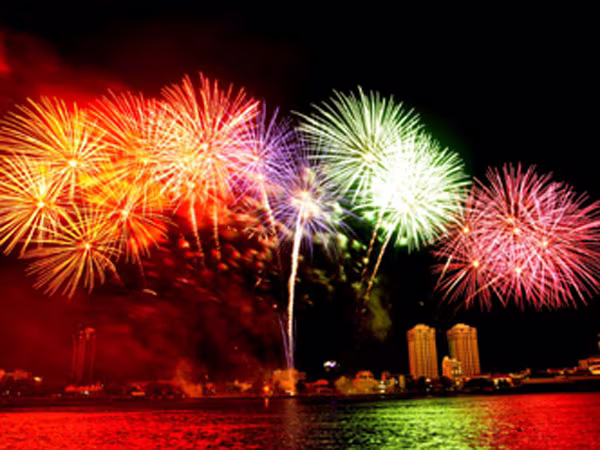 Đà Nẵng bắn pháo hoa bên bờ biển đón năm mới ảnh 1