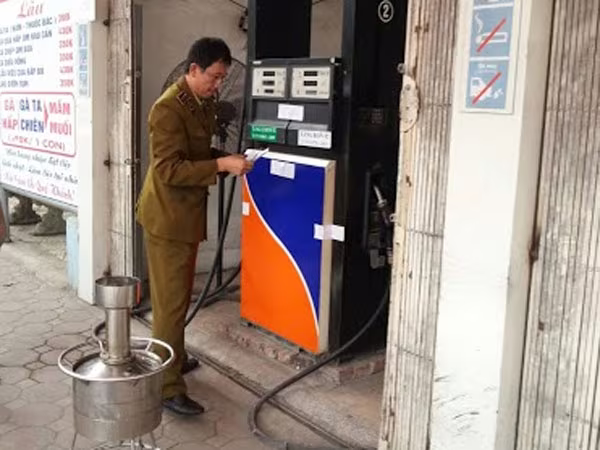 Đình chỉ hoạt động, thu hồi giấy phép kinh doanh 2 cây xăng gắn chíp gian lận ảnh 1 Đình chỉ hoạt động, thu hồi giấy phép kinh doanh 2 cây xăng gắn chíp gian lận ảnh 1