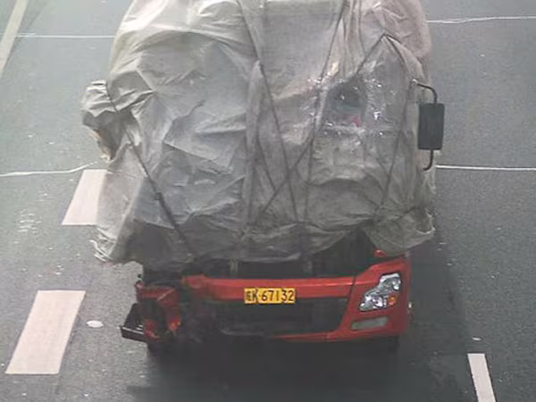 Xe tải bọc kín kính buồng lái chạy 75km/h ảnh 1 Xe tải bọc kín kính buồng lái chạy 75km/h ảnh 1