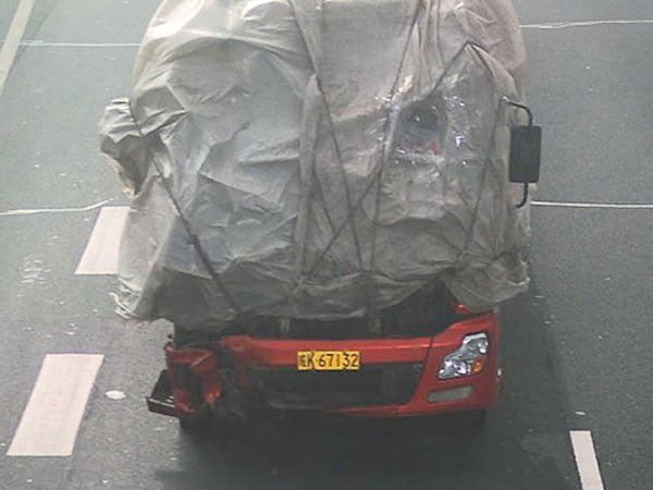 Xe tải bọc kín kính buồng lái chạy 75km/h ảnh 1 Xe tải bọc kín kính buồng lái chạy 75km/h ảnh 1