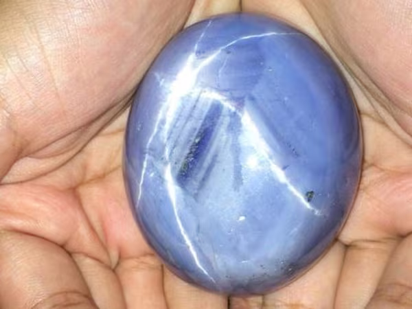 Viên sapphire "khủng" có giá 175 triệu USD ảnh 1