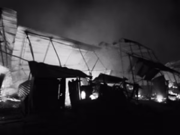 Hỏa hoạn đe dọa làng nghề Bát Tràng ảnh 1