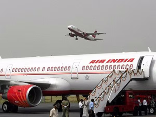 Phát hiện hơn 3kg vàng dưới ghế máy bay ảnh 1