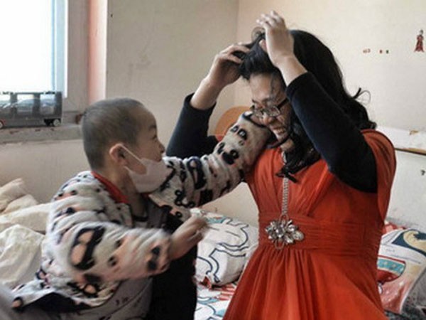 Giả gái, bán hoa hồng cứu con ung thư ảnh 1 Giả gái, bán hoa hồng cứu con ung thư ảnh 1