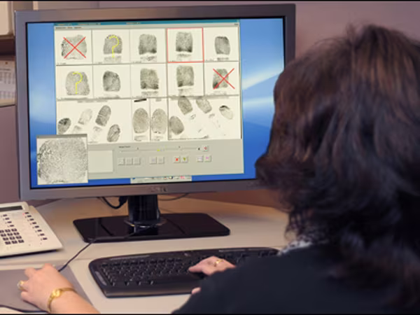 Tìm ra hung thủ sau hơn 30 năm nhờ mẫu vân tay ảnh 1