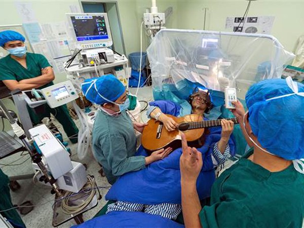 Vừa phẫu thuật não vừa chơi nhạc ảnh 1 Vừa phẫu thuật não vừa chơi nhạc ảnh 1