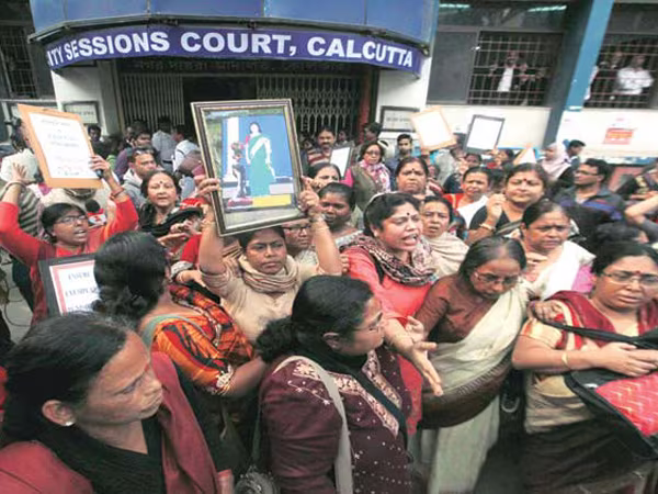 Ấn Độ kết án tử hình 3 kẻ hiếp dâm tập thể ảnh 1