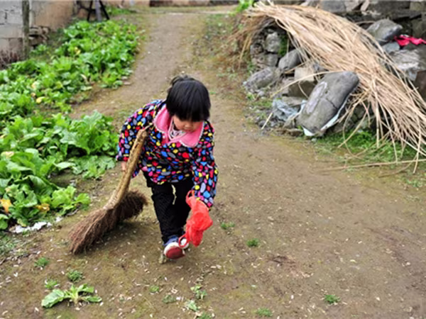Bé 7 tuổi chăm ông bà ốm yếu ảnh 1 Bé 7 tuổi chăm ông bà ốm yếu ảnh 1