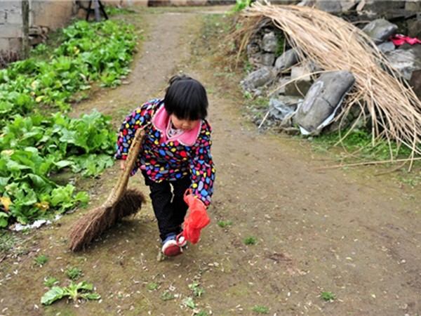 Bé 7 tuổi chăm ông bà ốm yếu ảnh 1 Bé 7 tuổi chăm ông bà ốm yếu ảnh 1