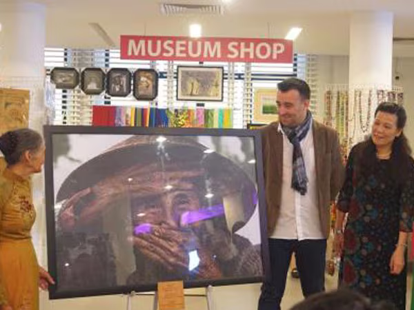 Tặng ảnh cho "Bà cụ đẹp nhất thế giới" ảnh 1