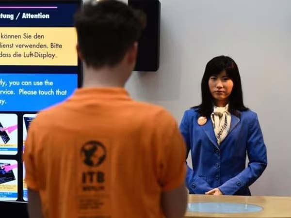 Bất ngờ với robot nói được 4 thứ tiếng ảnh 1 Bất ngờ với robot nói được 4 thứ tiếng ảnh 1