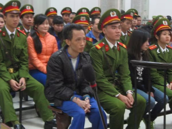 Vợ chồng cùng "dàn" tiếp viên karaoke tái hầu tòa ảnh 1