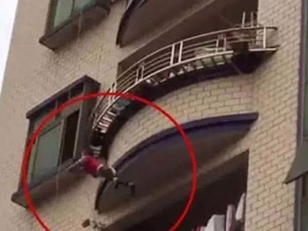 Thót tim đỡ bé 1 tuổi ngã từ tầng 5 xuống đất ảnh 1 Thót tim đỡ bé 1 tuổi ngã từ tầng 5 xuống đất ảnh 1