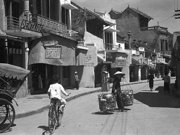 Nữ trang ở phố ảnh 1 Nữ trang ở phố ảnh 1