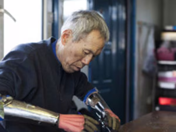 Người đàn ông tự chế tay giả  ảnh 1