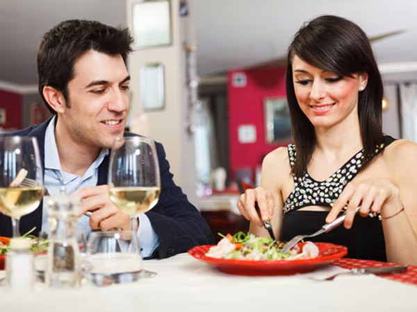 Không nói chuyện khi ăn sẽ ăn ít hơn ảnh 1 Không nói chuyện khi ăn sẽ ăn ít hơn ảnh 1