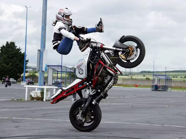 Trình diễn xe mô tô thể thao phân khối lớn ảnh 1