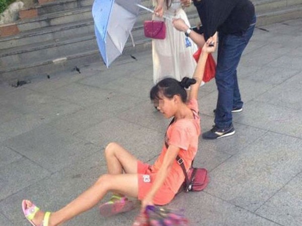 Đeo bám "như đỉa" để bán hoa ảnh 1 Đeo bám "như đỉa" để bán hoa ảnh 1