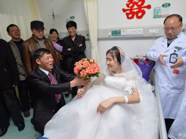 Cầu hôn bạn gái ngay trên giường bệnh ảnh 1 Cầu hôn bạn gái ngay trên giường bệnh ảnh 1