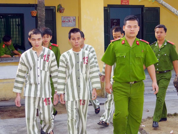 11 đối tượng xông vào quán internet chém người ảnh 1 11 đối tượng xông vào quán internet chém người ảnh 1