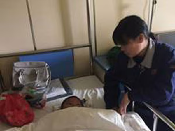 Rơi từ tầng 15, bé trai 3 tuổi sống sót ảnh 1 Rơi từ tầng 15, bé trai 3 tuổi sống sót ảnh 1