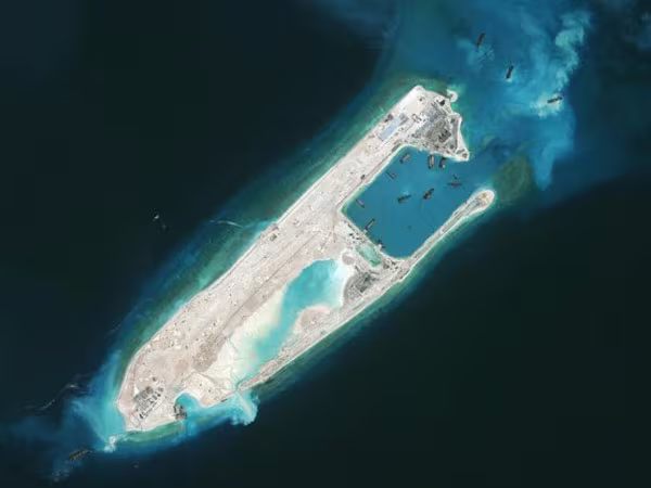 Philippines lên án Trung Quốc đáp máy bay quân sự xuống Đá Chữ Thập ảnh 1