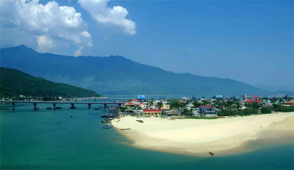 Du lịch Hà Nội chia sẻ khó khăn với miền Trung ảnh 1