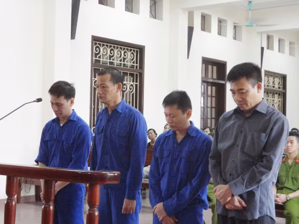 Ăn tiền, bỏ qua sai phạm 4 cán bộ quản lý thị trường phải hầu tòa ảnh 1