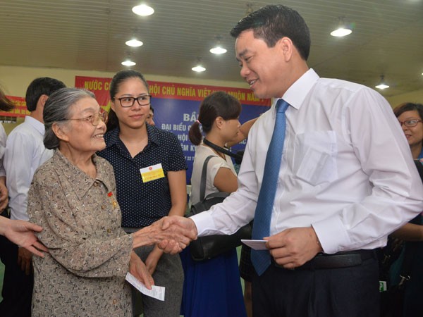 Lãnh đạo thành phố thực hiện quyền công dân ảnh 3 Lãnh đạo thành phố thực hiện quyền công dân ảnh 3