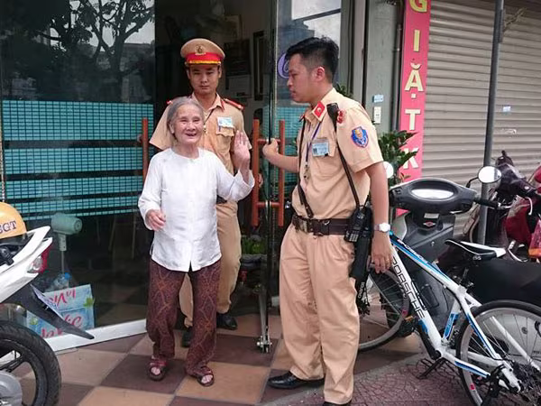Bà cụ hơn 80 tuổi đi lạc được CSGT giúp đỡ ảnh 1