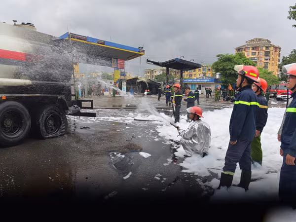 Kiểm soát chặt việc san chiết xăng dầu ảnh 2