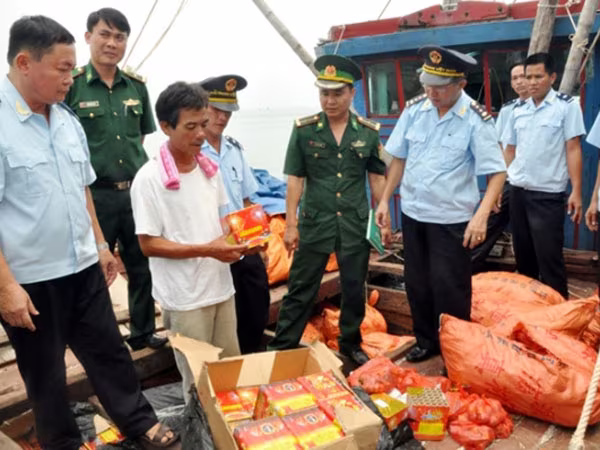 Thu hơn 2 tấn pháo lậu trên tàu không số ảnh 1 Thu hơn 2 tấn pháo lậu trên tàu không số ảnh 1