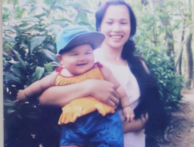 Ánh Viên sinh ngày 9-11-1996 trong một gia đình nghèo ở ấp Ba Cau, xã Giai Xuân, huyện Phong Điền, tỉnh Cần Thơ. Từ lúc mới lọt lòng mẹ, Ánh Viên đã rất bụ bẫm và khỏe khoắn. Trong ảnh, Ánh Viên lúc 4 tháng tuổi trong vòng tay mẹ. Ánh Viên sinh ngày 9-11-1996 trong một gia đình nghèo ở ấp Ba Cau, xã Giai Xuân, huyện Phong Điền, tỉnh Cần Thơ. Từ lúc mới lọt lòng mẹ, Ánh Viên đã rất bụ bẫm và khỏe khoắn. Trong ảnh, Ánh Viên lúc 4 tháng tuổi trong vòng tay mẹ.